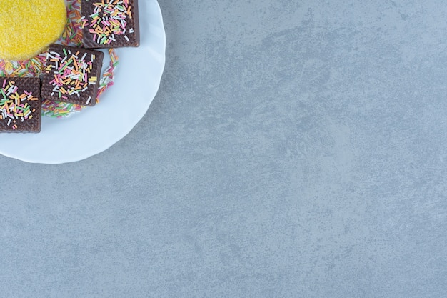 Photo gratuite vue de dessus du cookie fait maison avec des gaufrettes au chocolat et saupoudrer.