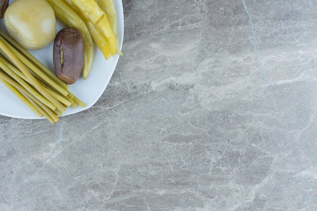 Photo gratuite vue de dessus du cornichon frais fait maison