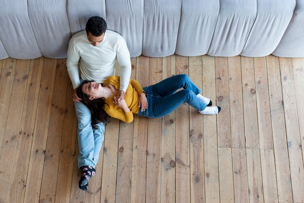 Vue de dessus du couple de détente sur le sol