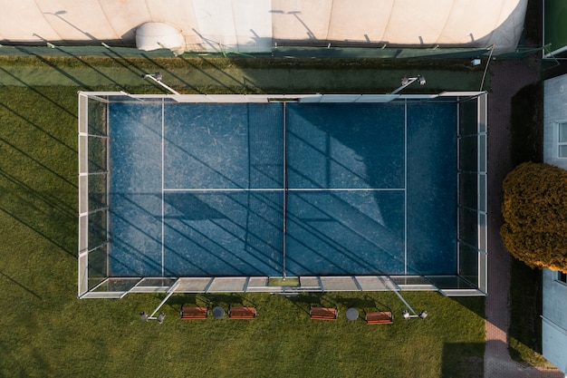 Vue de dessus du court de paddle-tennis