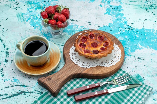 Vue de dessus du cupcake avec surface frite à côté de l'americano et des fraises