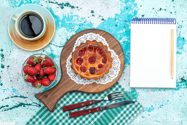 Vue de dessus du cupcake avec surface frite à côté de cahier et americano