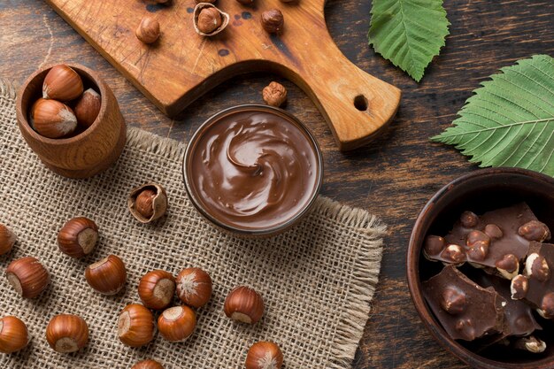 Vue de dessus du délicieux chocolat aux noisettes