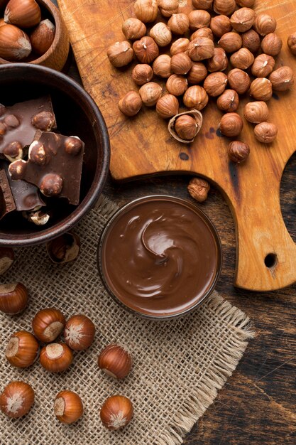 Vue de dessus du délicieux chocolat aux noisettes