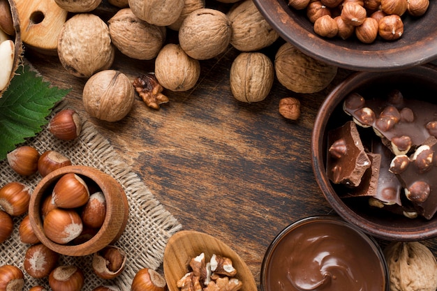 Vue de dessus du délicieux chocolat aux noisettes