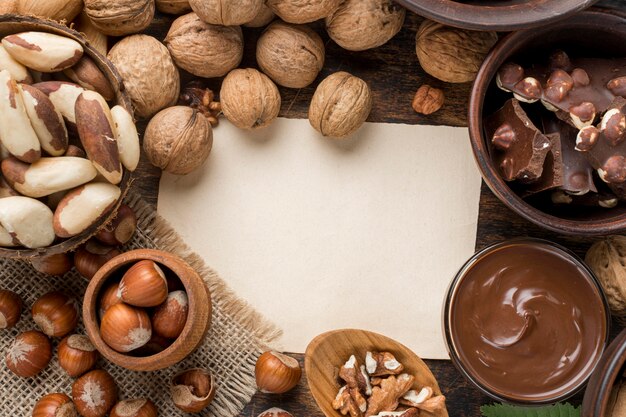 Vue de dessus du délicieux chocolat aux noisettes