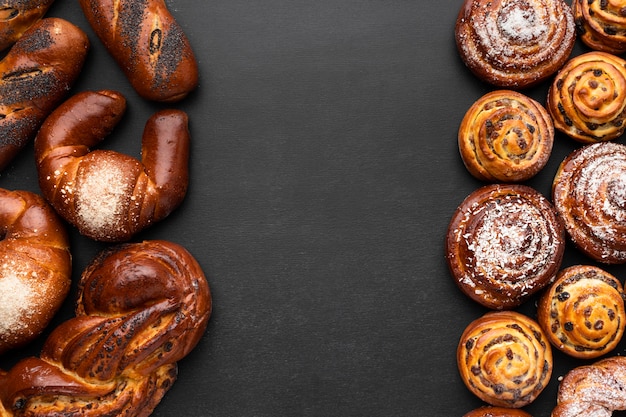 Photo gratuite vue de dessus du délicieux concept de pâtisserie