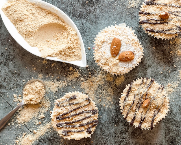 Photo gratuite vue de dessus du délicieux concept de petit gâteau