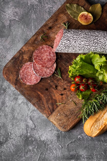 Vue de dessus du délicieux concept de salami