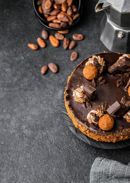 Vue de dessus du délicieux gâteau au chocolat sur le stand