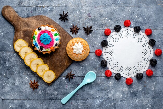 Vue de dessus du délicieux gâteau avec de la crème et des bonbons avec des gâteaux de biscuits aux baies sur la lumière, gâteau biscuit sucré cuire au four sucre candi