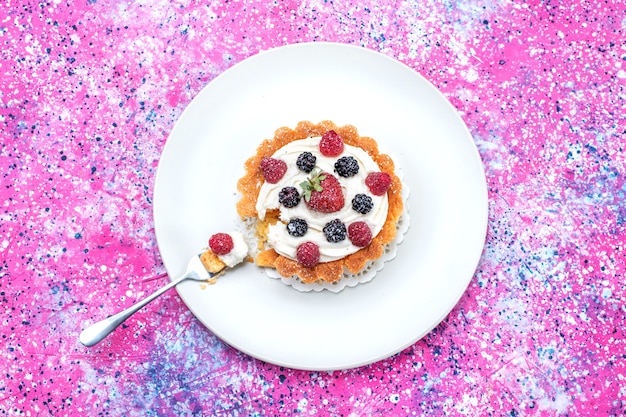 Vue De Dessus Du Délicieux Gâteau Crémeux Avec Différentes Baies Fraîches à L'intérieur De La Plaque Sur Lumineux, Berry Fruit Frais Aigre