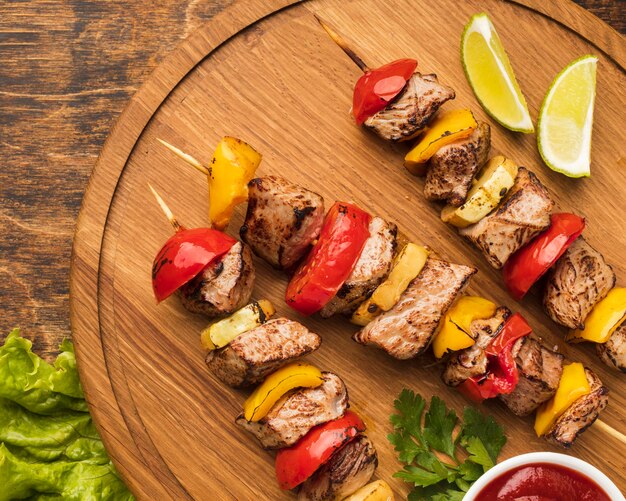 Vue de dessus du délicieux kebab sur planche à découper avec du citron
