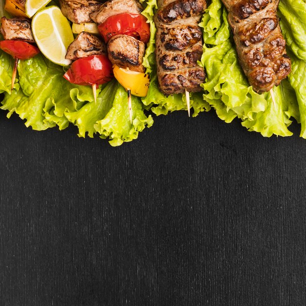 Vue de dessus du délicieux kebab avec salade et viande