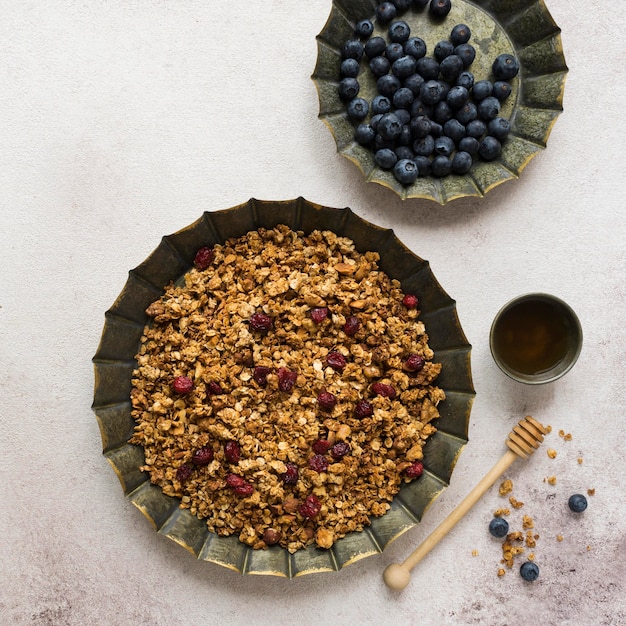 Photo gratuite vue de dessus du délicieux muesli au miel