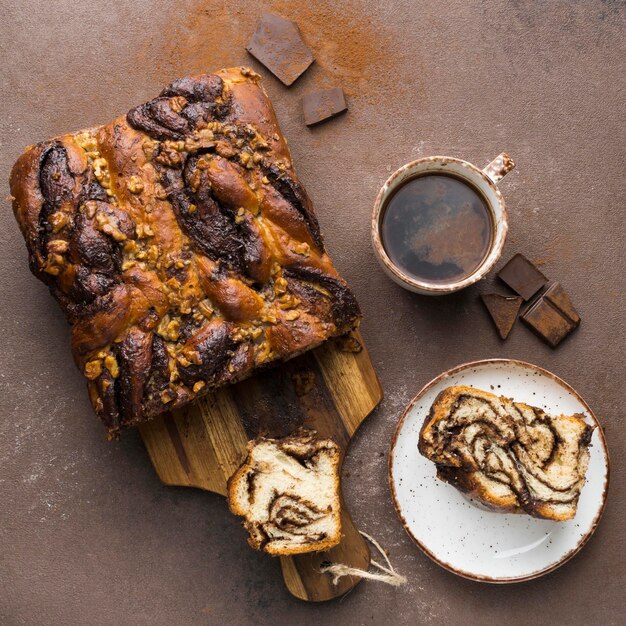 Vue de dessus du délicieux pain sucré avec café