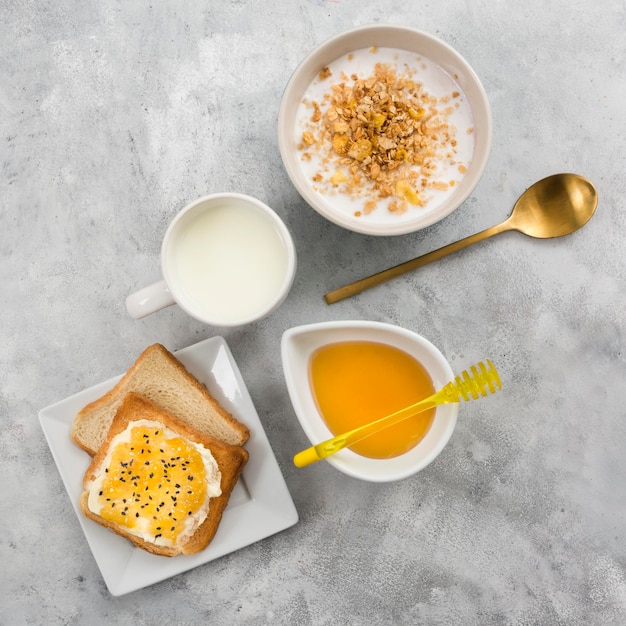 Vue de dessus du délicieux petit déjeuner sain