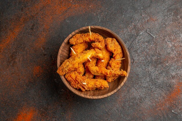 Vue de dessus du délicieux poulet frit dans un bol