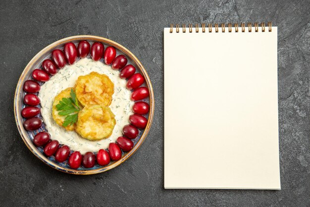 Vue de dessus du délicieux repas de courge avec cornouiller rouge frais sur la surface grise