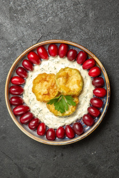 Vue de dessus du délicieux repas de courge avec cornouiller rouge frais sur la surface grise