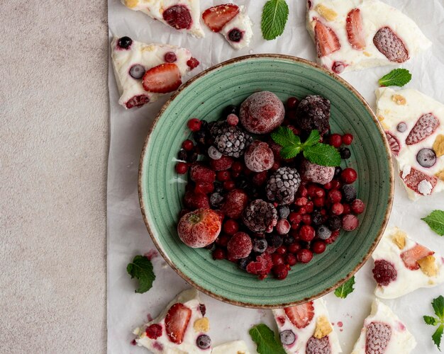 Vue de dessus du délicieux yogourt aux fruits glacé