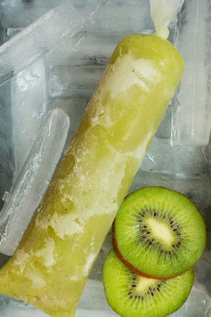 Vue de dessus du dessert aux fruits brésiliens congelés