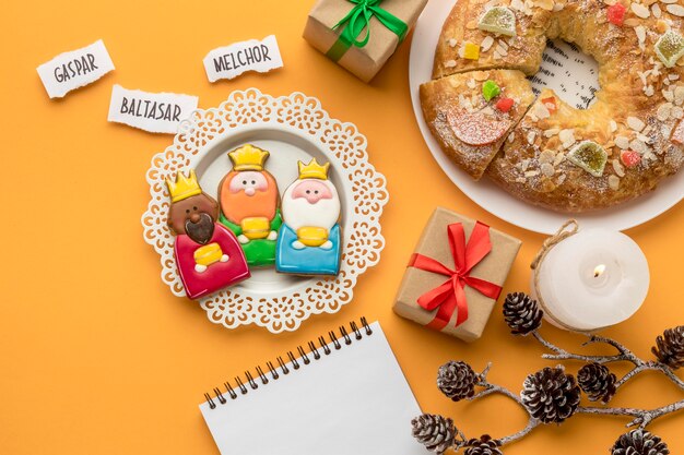 Vue de dessus du dessert avec des cadeaux et trois rois pour le jour de l'épiphanie