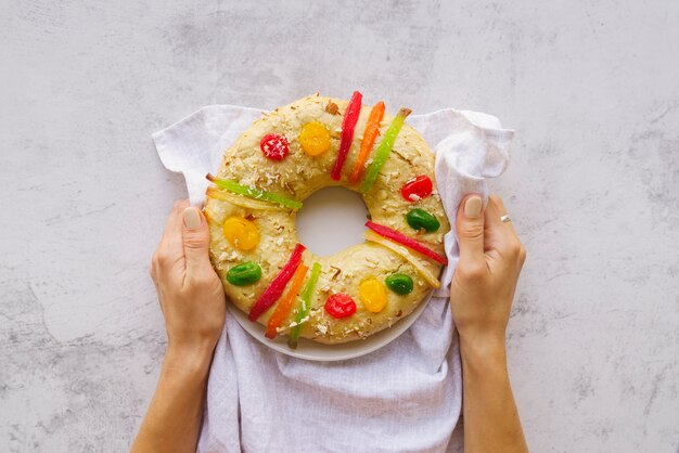 Vue de dessus du dessert du jour de l'épiphanie sur assiette