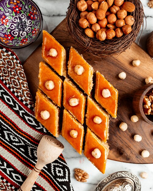 Vue de dessus du dessert national d'Azerbaïdjan baklava sucré oriental sur une planche de boisjpg