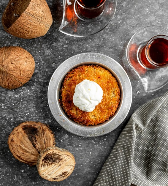 Vue de dessus du dessert turc kunefe avec crème glacée sur le dessus