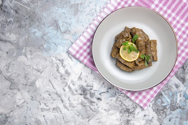 Photo gratuite vue de dessus du dolma feuille savoureuse à l'intérieur de la plaque sur une surface blanche