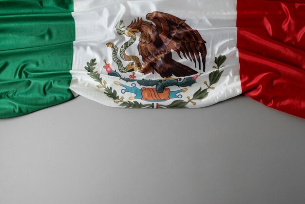 Vue de dessus du drapeau mexicain sur le sol