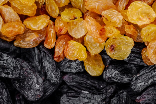 Vue de dessus du fond de raisins secs noirs et jaunes