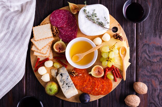 Vue de dessus du fromage et des collations sur une table