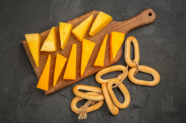 Vue de dessus du fromage frais tranché avec des craquelins sucrés sur fond sombre