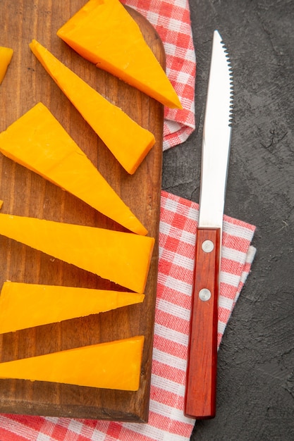 Vue de dessus du fromage frais en tranches sur fond gris foncé