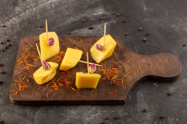 Photo gratuite une vue de dessus du fromage jaune frais avec des graines de café brun sur le bureau gris café collation repas alimentaire