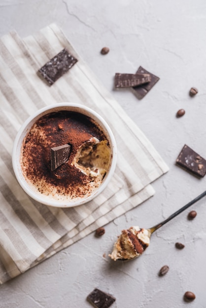 Une vue de dessus du gâteau au chocolat crème d&#39;orignal servi dans un bol blanc