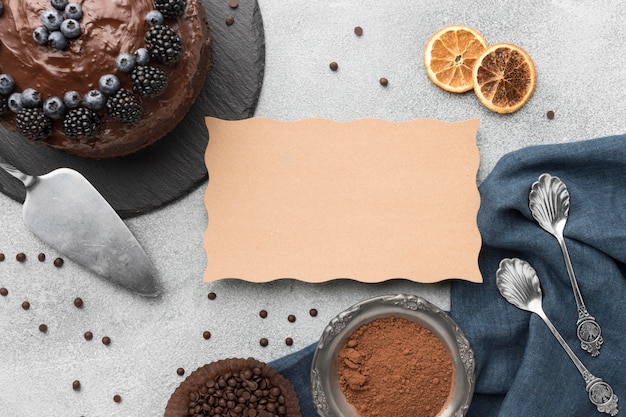 Vue de dessus du gâteau au chocolat avec des myrtilles et des cuillères