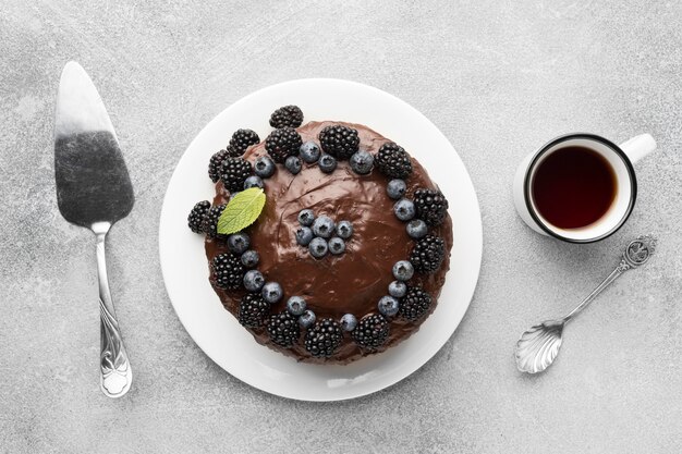 Vue de dessus du gâteau au chocolat avec des myrtilles et une spatule