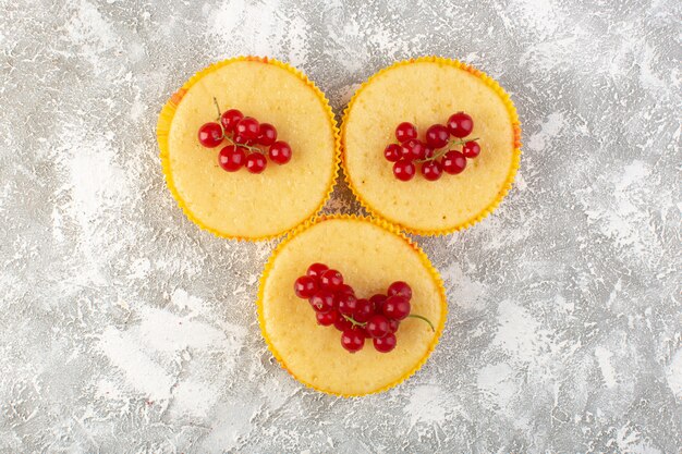 Vue de dessus du gâteau aux canneberges délicieuses et parfaitement cuites sur le bureau gris gâteau biscuit sucre sucré cuire