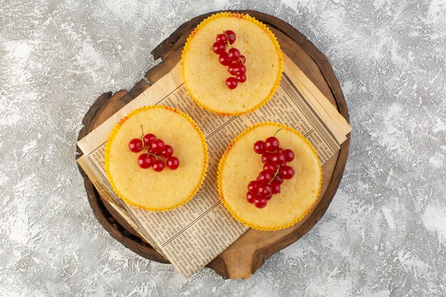 Vue de dessus du gâteau aux canneberges délicieux et parfaitement cuit sur le gâteau de bureau léger sucre sucré