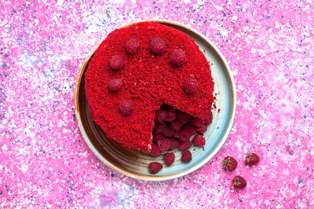 Vue de dessus du gâteau aux framboises rouges cuit délicieux à l'intérieur de la plaque sur la surface rose