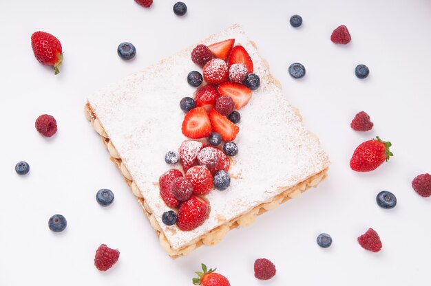 Vue de dessus du gâteau de baies feuilletées avec une garniture de sucre en poudre