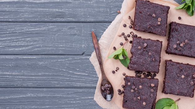 Vue de dessus du gâteau avec une cuillère et un espace de copie