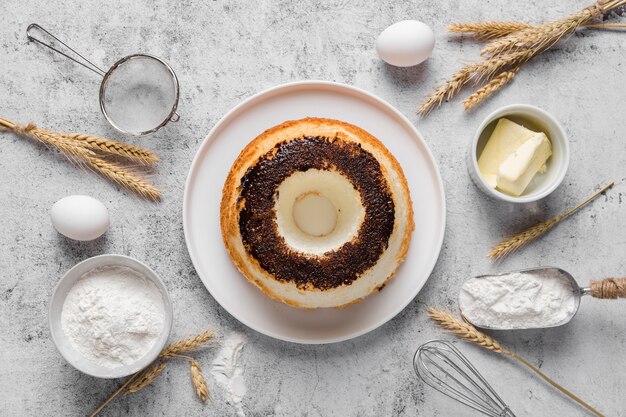 Vue de dessus du gâteau fait maison avec des outils de cuisson sur la table