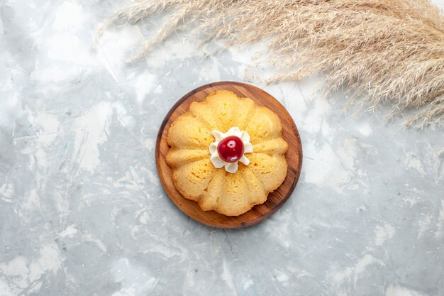 Vue de dessus du gâteau ordinaire sur le bureau léger biscuit sucre thé sucré