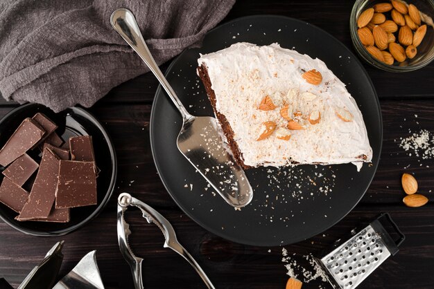 Vue de dessus du gâteau sur une plaque avec du chocolat et des amandes