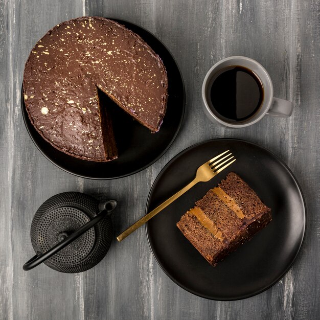 Vue de dessus du gâteau sur une plaque avec une fourchette et du café