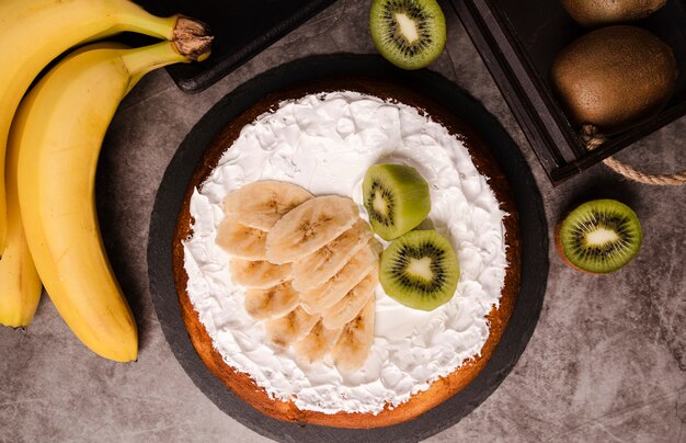Vue de dessus du gâteau avec des tranches de banane et de kiwi